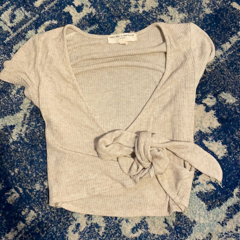 Wrap short sleeve tee. Semi cropped.